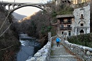 20 In alto ponte moderno sul torrente Imagna